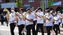 Bei strahlendem Sonnenschein marschiert das Musikkorps Lappenstuhl zum Festzelt. Bild: Ursula Holtgrewe (Noz)