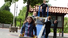 Großen Spaß bereitet dieser jungen Dame die Fahrt mit der Kistenrollbahn. Bild: Ursula Holtgrewe (Noz)