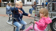 "Hallo Mama", ruft Linus, der mit Maja im Kettenkarussell einige Runden dreht. Bild: Ursula Holtgrewe (Noz)