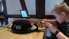 Lukas ist der erste am Infrarotgewehr im Wettbewerb um den Kinderkönigsthron. Bild: Ursula Holtgrewe (Noz)