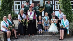 Majestätentreff von Erwachsenen und Kindern mit Fahennträgern und Präsident Horst Kröner (oben, rechts) am sonnigen Pfingstsonntag 2019 vorm Alt-Lotter Haus Hehwerth. Bild: Ursula Holtgrewe (Noz)
