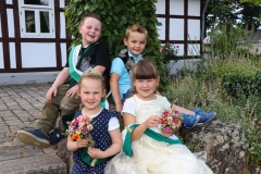 "Was für ein niedlicher Kinderhofstaat" hören Noel Niederbrüning (von links), Mira Rötgermann, Lukas Wortmann und Cassandra Hiepler immer wieder. Bild: Ursula Holtgrewe (Noz)