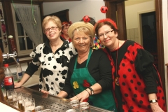 Fleißiges-Thekenteam-Heidi-Willms-Renate-Krause-und-Ilse-Lange